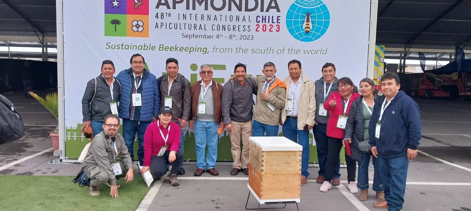 Delegación de apicultores bolivianos en APIMONDIA.
