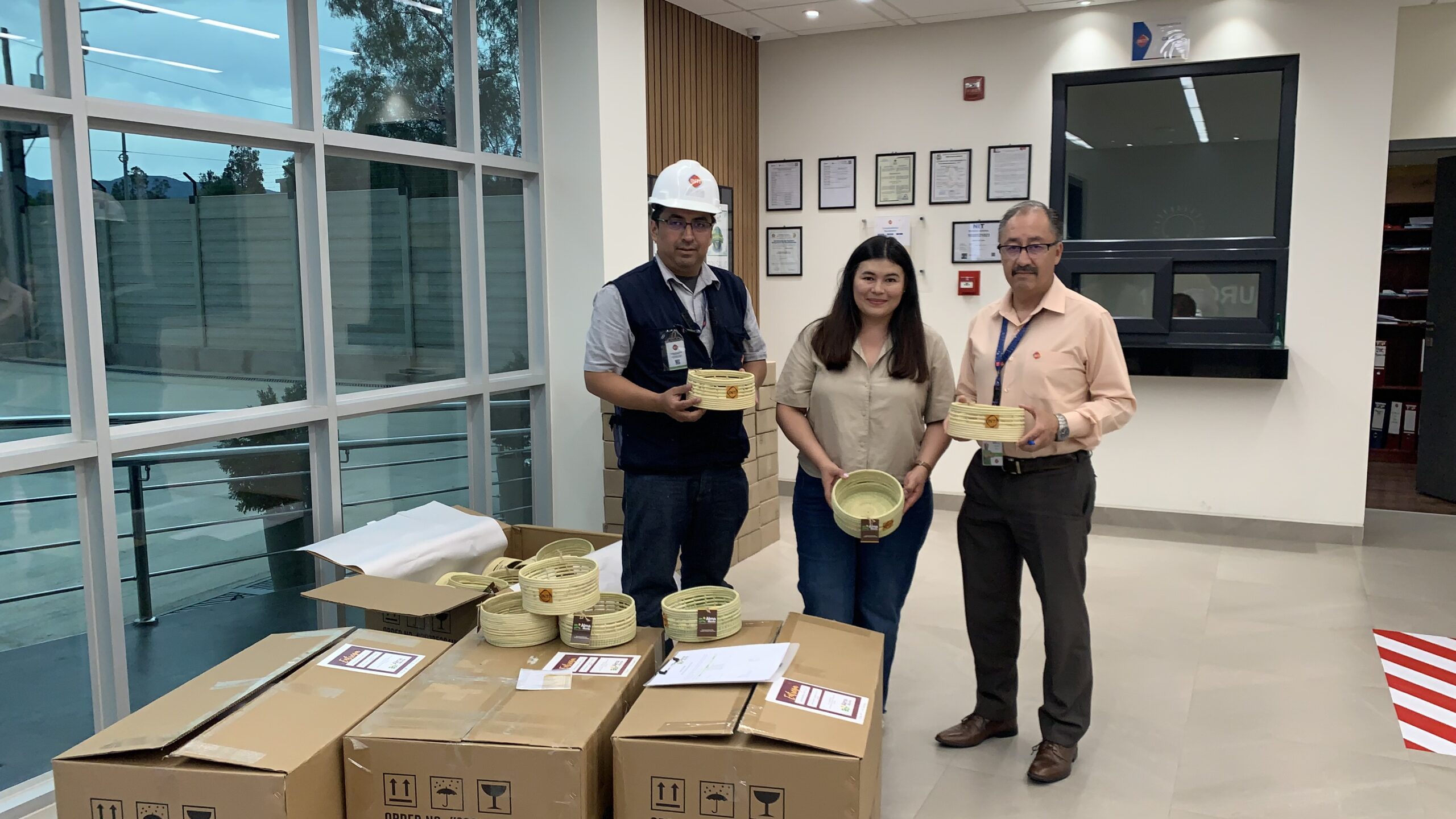 Entrega de pedido de canastas guaraníes para la empresa INTI